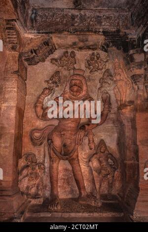 les sculptures de la grotte de badami des dieux hindous sculptées sur les murs l'art antique de pierre en détails l'image est prise à badami karnataka inde. c'est un site classé au patrimoine de l'unesco Banque D'Images