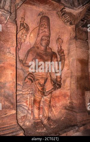 les sculptures de la grotte de badami des dieux hindous sculptées sur les murs l'art antique de pierre en détails l'image est prise à badami karnataka inde. c'est un site classé au patrimoine de l'unesco Banque D'Images