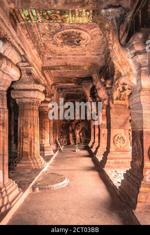 les sculptures de la grotte de badami des dieux hindous sculptées sur les murs l'art antique de pierre en détails l'image est prise à badami karnataka inde. c'est un site classé au patrimoine de l'unesco Banque D'Images