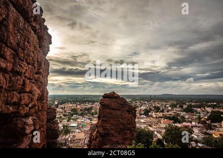 la vue sur la ville de badami depuis le sommet de la colline le matin avec une image du ciel lumineux est prise à badami karnataka inde. elle montre la belle vue sur la ville de badami. Banque D'Images