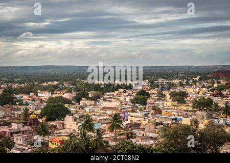 la vue sur la ville de badami depuis le sommet de la colline le matin avec une image du ciel lumineux est prise à badami karnataka inde. elle montre la belle vue sur la ville de badami. Banque D'Images