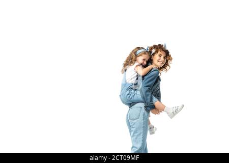vue latérale de la fille mère à l'arrière de la robe en denim isolée sur blanc Banque D'Images