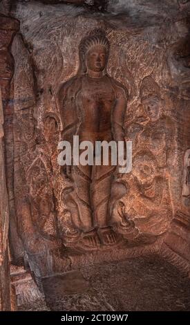 sculptures de grottes de badami des dieux de jain sculptées sur les murs l'art antique de pierre dans les détails l'image est prise à badami karnataka inde. c'est la statue de bahubal Banque D'Images