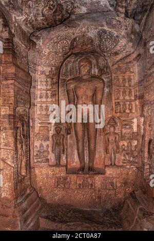 sculptures de grottes de badami des dieux de jain sculptées sur des murs l'art antique de pierre en détails l'image est prise à badami karnataka inde. c'est un site classé au patrimoine de l'unesco Banque D'Images