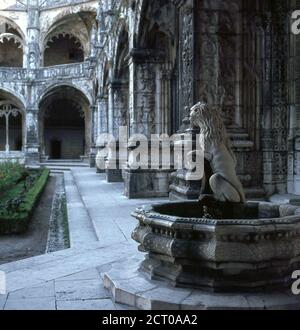 EN FUENTE EL CLAUSTRO DEL MONASTERIO DE LOS JERONIMOS - SIGLO XVI - STYLE MANUELINO. Auteur : CASTILLO JOAO 1590/1657 JUAN DEL CASTILLO. Emplacement : Monasterio de los JERONIMOS. LISBOA. Le PORTUGAL. Banque D'Images