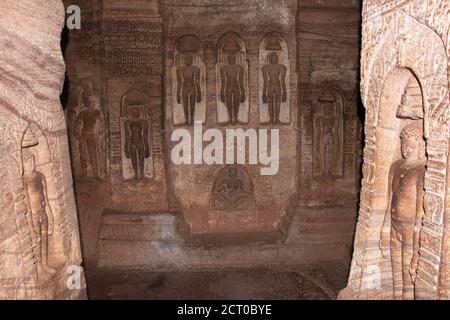 grottes de badami sculptures de dieux jain sculptées sur les murs l'art antique de pierre dans les détails l'image est prise dans la grotte n° 4 badami karnataka inde. Banque D'Images