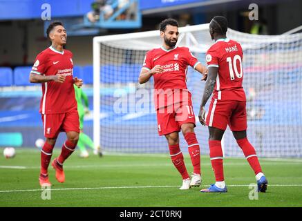 Sadio Mane de Liverpool (à droite) célèbre le deuxième but de son équipe avec Roberto Firmino (à gauche) et Mohamed Salah lors du match de la Premier League à Stamford Bridge, Londres. Banque D'Images