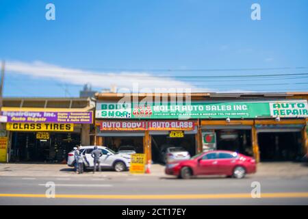 Des ateliers de réparation automobile se trouvent le long de la rue autour de Queensboro Plaza. Banque D'Images