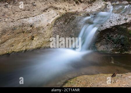 Magnifique moutain de détail de ruisseau, cascade dans les montagnes Apuseni, Roumanie Banque D'Images