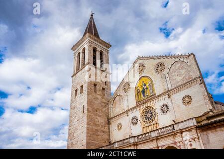 Cathédrale de Spoleto belle et imposante façade romane (XIIIe siècle) avec des nuages spectaculaires Banque D'Images