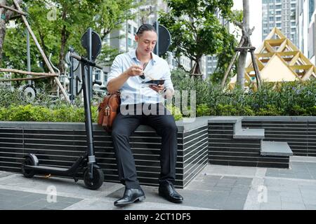 Businessman having lunch Banque D'Images