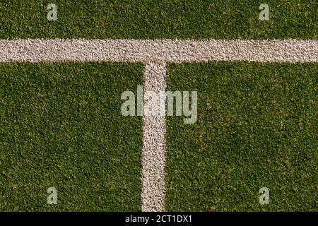 Un court de tennis synthétique vert vide montrant le côté et net Banque D'Images