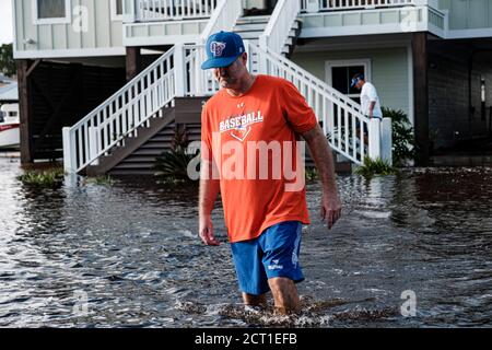 Orange Beach, ALABAMA, États-Unis. 16 septembre 2019. Brent McCoy traverse un quartier inondé par l'ouragan Sally à Orange Beach, Alabama, États-Unis, le 16 septembre 2020. L'ouragan Sally a fait une chute dans la matinée comme un ouragan de catégorie 2. Crédit : Dan Anderson/ZUMA Wire/Alay Live News Banque D'Images