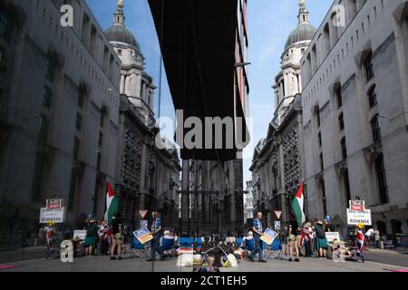 Les partisans du fondateur de Wikileaks, Julian Assange, protestent devant le tribunal d'Old Bailey à Londres alors que sa lutte contre l'extradition vers les États-Unis a repris, le 15 septembre 2020, à Londres, en Angleterre. Assange est à la prison de Belmarsh depuis 16 mois et est recherché pour la publication de documents classifiés en 2010 et 2011. S'il est condamné aux États-Unis, il est passible d'une peine d'emprisonnement de 175 ans. Banque D'Images