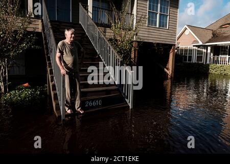 Orange Beach, ALABAMA, États-Unis. 16 septembre 2019. Larry Worley regarde son quartier inondé par l'ouragan Sally à Orange Beach, Alabama, États-Unis, le 16 septembre 2020. L'ouragan Sally a fait une chute dans la matinée comme un ouragan de catégorie 2. Crédit : Dan Anderson/ZUMA Wire/Alay Live News Banque D'Images