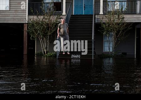 Orange Beach, ALABAMA, États-Unis. 16 septembre 2019. Larry Worley regarde son quartier inondé par l'ouragan Sally à Orange Beach, Alabama, États-Unis, le 16 septembre 2020. L'ouragan Sally a fait une chute dans la matinée comme un ouragan de catégorie 2. Crédit : Dan Anderson/ZUMA Wire/Alay Live News Banque D'Images