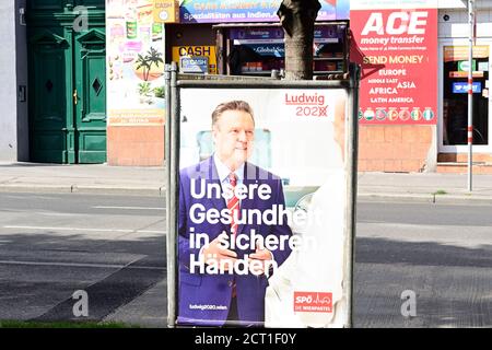 Vienne, Autriche. Affiches électorales du SPÖ (Parti social-démocrate autrichien) pour les élections municipales sur 11 octobre 2020 à Vienne. Inscription « notre santé entre des mains fortes ». Banque D'Images