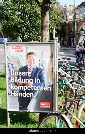 Vienne, Autriche. Affiches électorales du SPÖ (Parti social-démocrate autrichien) pour les élections municipales sur 11 octobre 2020 à Vienne. Inscription "notre éducation entre les mains des experts". Banque D'Images