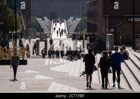 Lors de la pandémie du coronavirus, les Londoniens et les visiteurs de la capitale traversent Peter's Hill, dont la fin est le pont du millénaire qui traverse la Tamise vers Tate Modern, le 16 septembre 2020, à Londres, en Angleterre. Banque D'Images