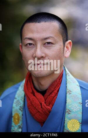 Le moine pèlerin japonais (Henro) au temple de Dainiciji, sur le pèlerinage de Shikoku de 88 temples, tenant le personnel rituel en bois, Japon 2012 Banque D'Images