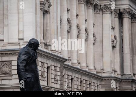 La statue de l'ancien Premier ministre britannique Winston Churchill donne sur les bâtiments du gouvernement à Whitehall, le 16 septembre 2020, à Londres, en Angleterre. Sir Winston Leonard Spencer Churchill était un homme d'État, un officier de l'armée et un écrivain britannique. Il a été Premier ministre du Royaume-Uni de 1940 à 1945, lorsqu'il a mené le pays à la victoire pendant la Seconde Guerre mondiale, puis de 1951 à 1955. Banque D'Images