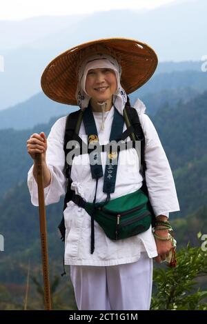 Pèlerin japonais (Henro) sur le chemin de montagne vers le temple de Shosanji, Shikoku, Japon 2012 (pèlerinage de Shikoku de 88 temples) Banque D'Images