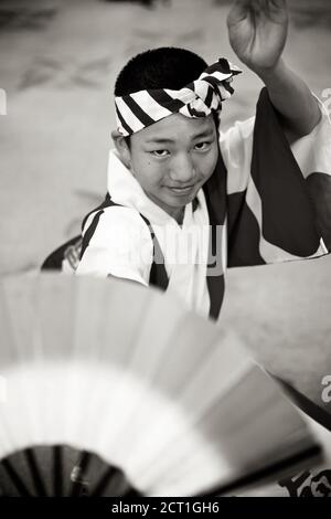 Awa-Odori enfant interprète portant le costume de danse Odon à l'école Awa Odori Kaikan, Tokushima, Shikoku, Japon 2012 Banque D'Images