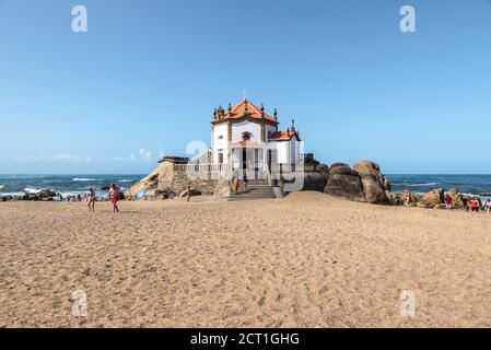 Chapelle blanche de Capela do Senhor da Pedra sur la plage de Vila Nova de Gaia, Portugal Banque D'Images