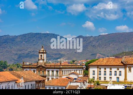 Vue depuis le sommet du centre historique d'Ouro Preto avec ses maisons, son église, ses monuments et ses montagnes Banque D'Images