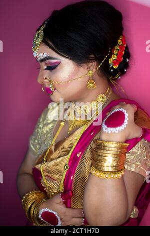 portrait de mariée d'une femme indienne portant une saree traditionnelle et de l'or bijoux Banque D'Images