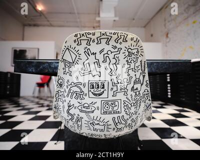 Chaise dans le studio de Keith Haring. Banque D'Images