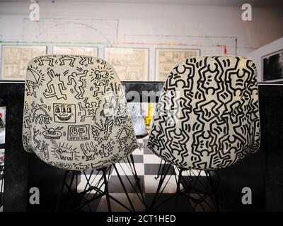 Chaises dans le studio de Keith Haring. Banque D'Images