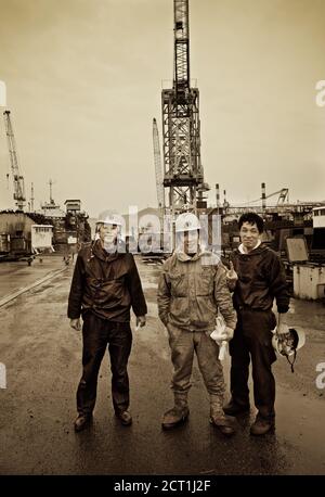 Travailleurs japonais avec casque dans un chantier naval, Shodoshima (île de Shōdo), Seuto Inland Sea (Japon) 2012 Banque D'Images