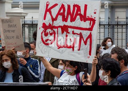 Soit la coordination de Kanal, soit celle d'Istanbul, qui prévoyait une promenade entre les villages de Yenikoy et de Karaburun, qui a été déclarée zone logistique du Kanal Banque D'Images