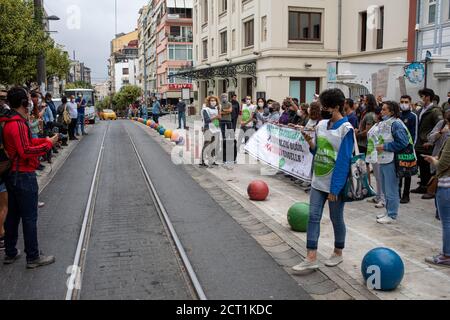 Soit la coordination de Kanal, soit celle d'Istanbul, qui prévoyait une promenade entre les villages de Yenikoy et de Karaburun, qui a été déclarée zone logistique du Kanal Banque D'Images