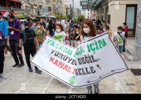 Soit la coordination de Kanal, soit celle d'Istanbul, qui prévoyait une promenade entre les villages de Yenikoy et de Karaburun, qui a été déclarée zone logistique du Kanal Banque D'Images