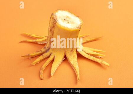 Banane pelée en forme de souche. Banque D'Images