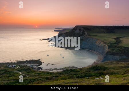 Worth Matravers, Dorset, Royaume-Uni. 20 septembre 2020. Météo Royaume-Uni. Le ciel brille d'orange au coucher du soleil au-dessus de Chapmans Pool et les falaises de Houns Tout sur la côte jurassique près de Worth Matravers à Dorset pendant les derniers jours de la vague de chaleur d'automne avant que le temps ne soit prévu pour se refroidir. Crédit photo : Graham Hunt/Alamy Live News Banque D'Images