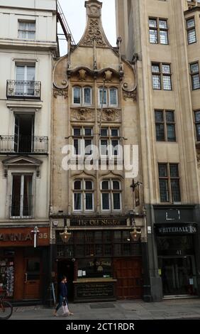 Vue extérieure de la taverne Old Shades vue sur Whitehall, Westminster, Londres pendant la pandémie du coronavirus ( Covid-19 ). Banque D'Images