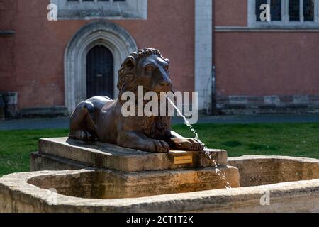 Petite fontaine de lion dans la vieille ville historique en Allemagne Banque D'Images
