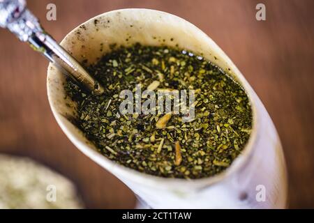 Tereré ou tererê est une boisson typiquement sud-américaine faite avec la perfusion de yerba mate dans l'eau froide. D'origine guarani, il peut être consommé avec du lemo Banque D'Images