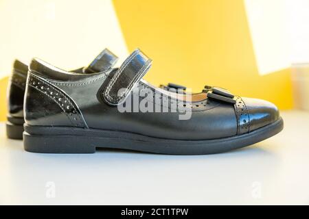 Noir brillant cuir fille chaussures isolées sur white.children's cuir classique école chaussures pour une fille, uniforme d'école . retour à l'école concept.paire de Banque D'Images