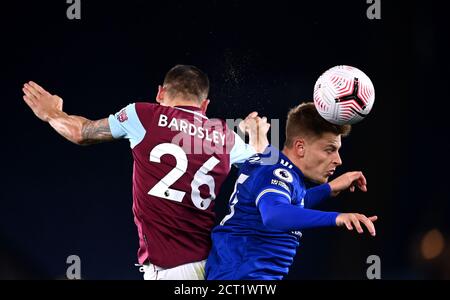 Phil Bardsley de Burnley (à gauche) et Harvey Barnes de Leicester City se battent pour le ballon lors du match de la Premier League au King Power Stadium de Leicester. Banque D'Images