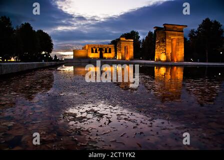 Vue au coucher du soleil sur le temple de Debod à Madrid, un cadeau célèbre de l'Égypte Banque D'Images