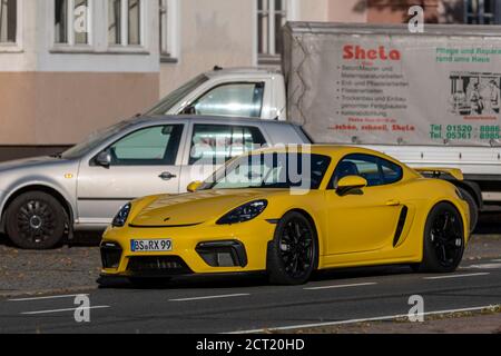 L'Allemagne est un pays promis de voitures rapides, mais une Porsche jaune vif tourne toujours la tête dans les rues de la ville. Banque D'Images