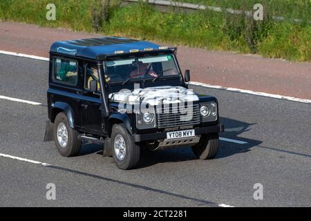 2008 noir Land Rover Defender 90 XS SW SWB ; véhicules mobiles pour la circulation routière, voitures conduisant des véhicules sur les routes britanniques, moteurs, conduite sur le réseau d'autoroute M6. Banque D'Images