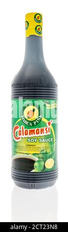 Winneconne , WI - 19 septembre 2020 : une bouteille de sauce de soja Marca Pina Calamansi sur un fond isolé. Banque D'Images
