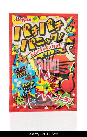 Winneconne , WI - 19 septembre 2020: Un paquet de bonbons Pachi pali panic cola saveur sur un fond isolé. Banque D'Images