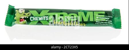 Winneconne , WI - 19 septembre 2020: Un paquet de chewits xtremely aigre bâtons de pomme sucreries sur un fond isolé. Banque D'Images