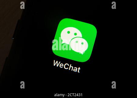 Téléphone portable avec WeChat sur iphone 11. Le président américain Donald Trump interdit les applications de la Chine en raison de la sécurité nationale Banque D'Images